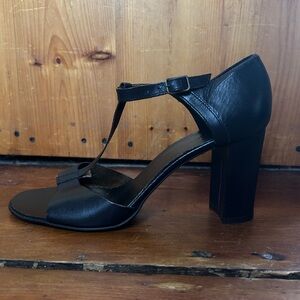 Chic Black Leather Venise Collection heels 9.5